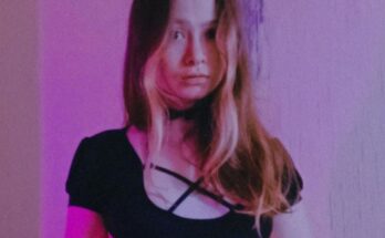 Russian teen VR webcam girl Vivi Rose