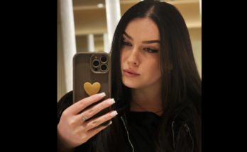 Alice busty VR cam girl selfie.