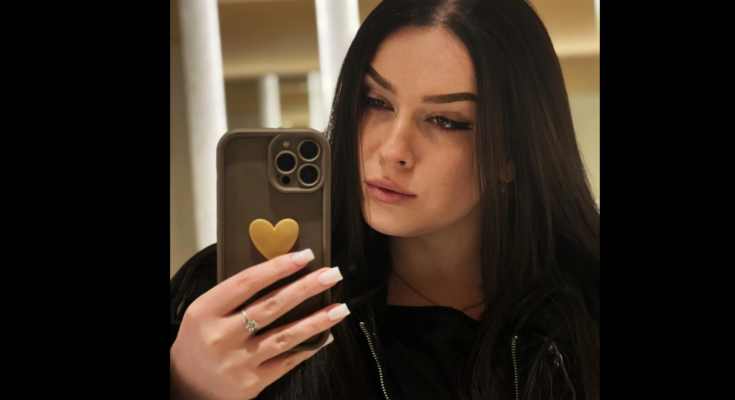 Alice busty VR cam girl selfie.