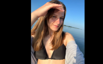 Alicia English VR cam girl