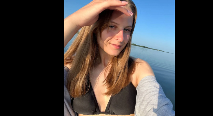 Alicia English VR cam girl