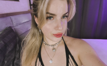 Latvian VR cam girl selfie