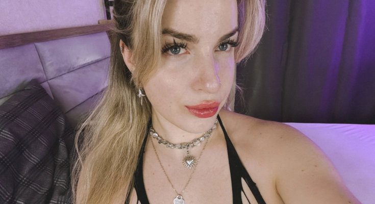 Latvian VR cam girl selfie